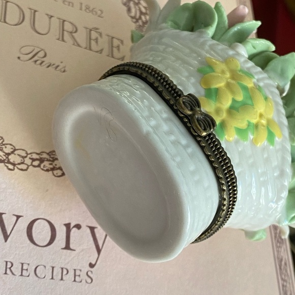 Flower basket ceramic trinket box with gardening tool - Picture 4 of 7